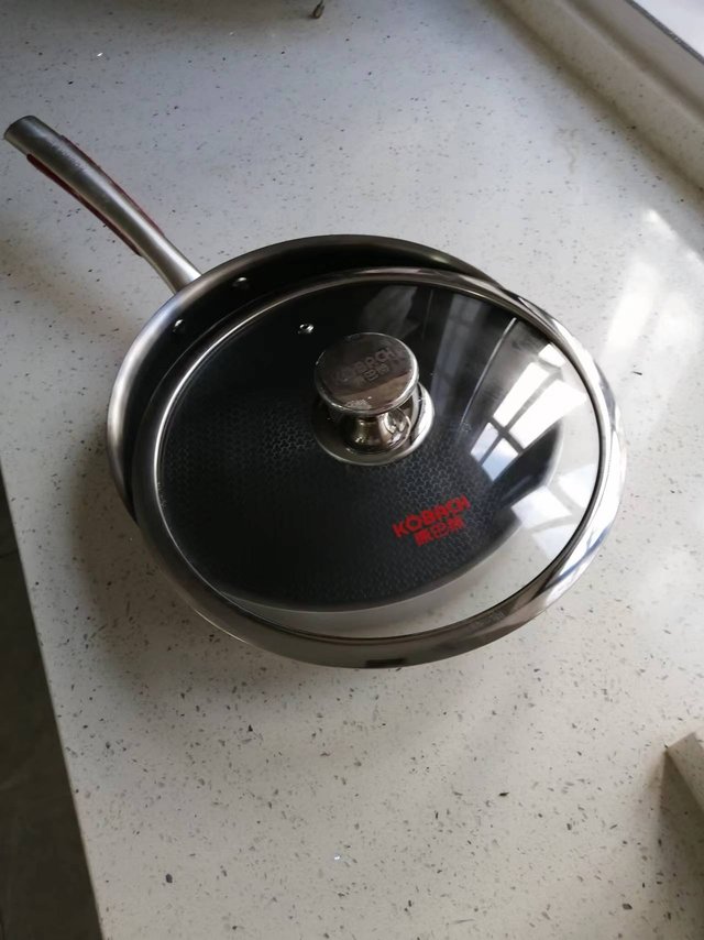 锅是不锈钢的，老妈很满意，说质量很好。等