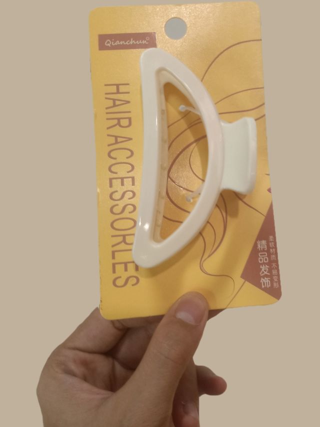 米白色优雅的鲨鱼夹