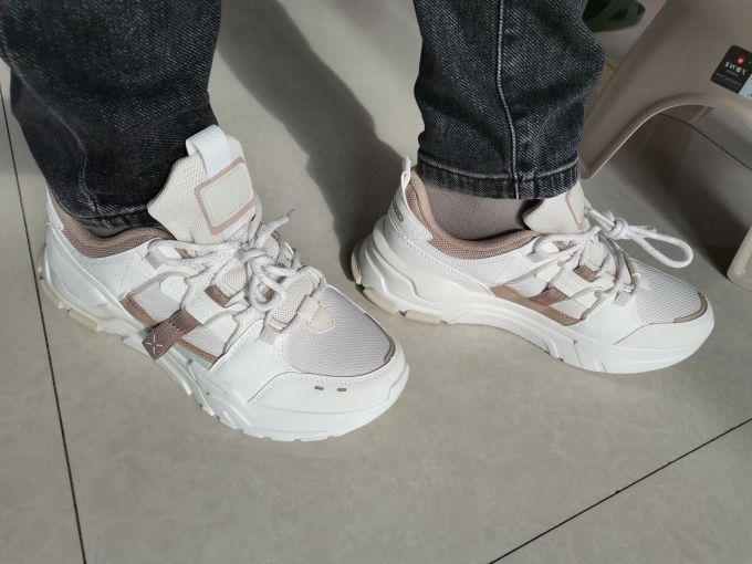 特步休闲运动鞋