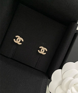 Chanel 经典款 logo 耳钉