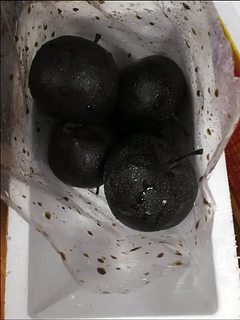 这个黑“煤球”可以吃！冻梨