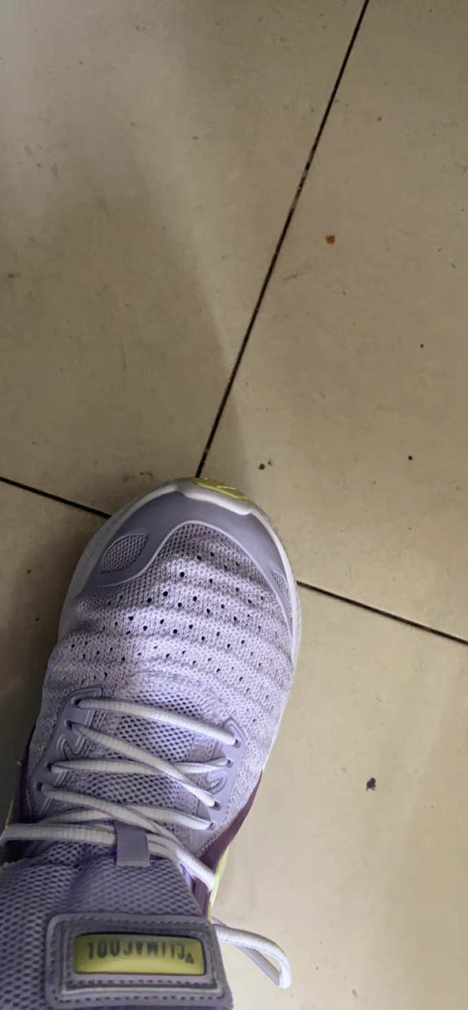 阿迪达斯跑鞋