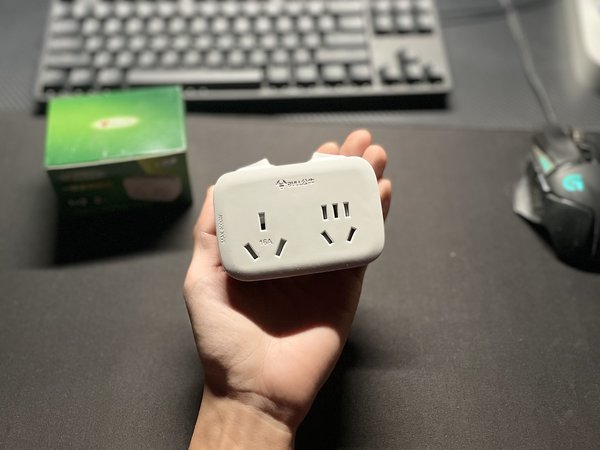 公牛 16A 一转多转换器