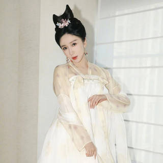 娄艺潇金鸡奖穿汉服走红毯上热搜，宣传中国文化获网友称赞！中西合璧红毯你更喜欢谁？