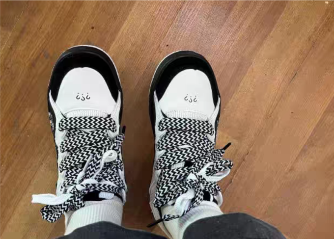 运动板鞋