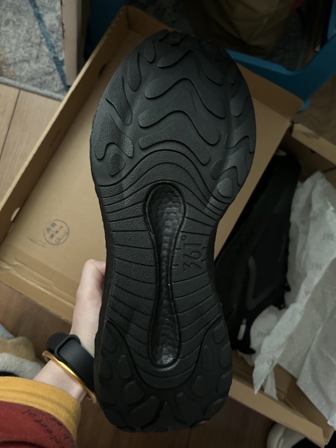 跑鞋