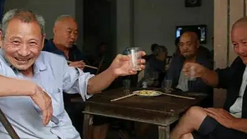 云南烟厂大爷退休工资5600，喝了40年酒，来看看这40年大爷都喝啥酒
