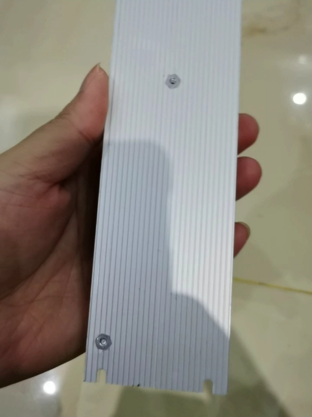 开箱一个电源。