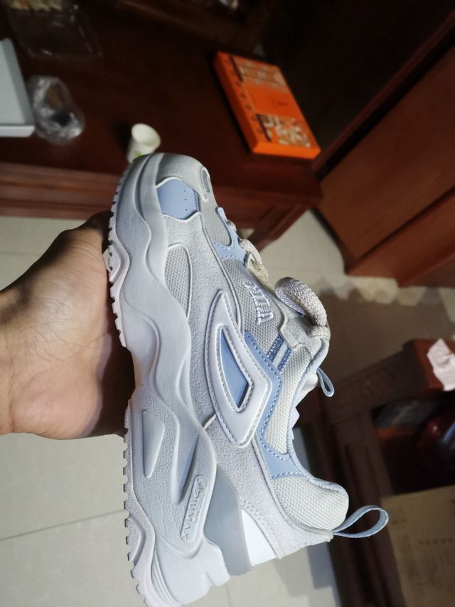 给老妈买的，还可以，穿上挺舒服，鞋底很软