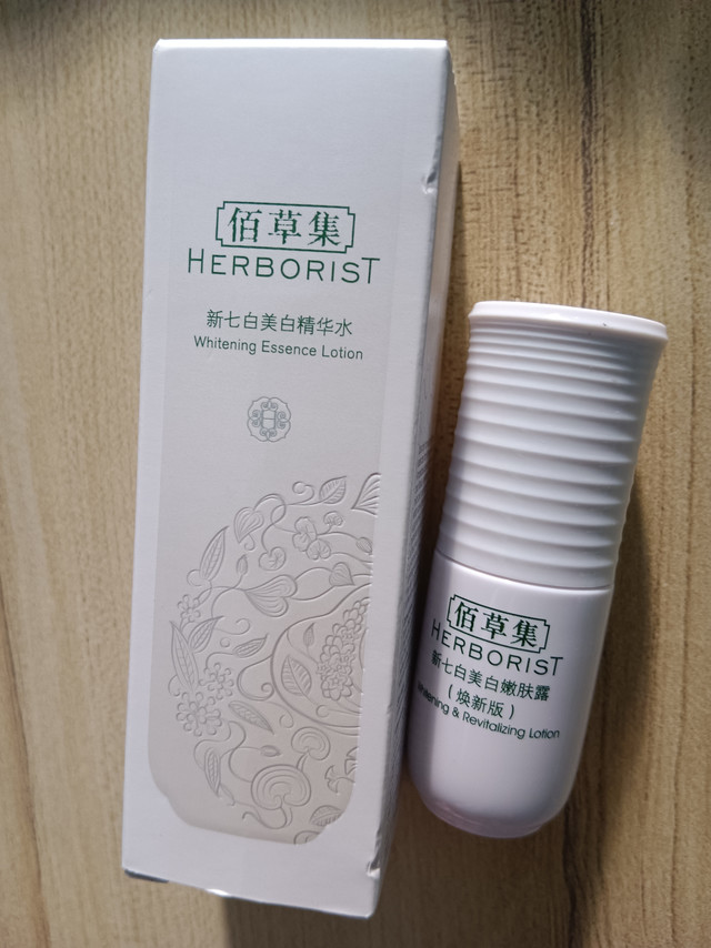 水和霜的质地很黏绸，有淡淡的香味