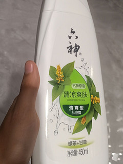 六神绿茶甘草清凉爽肤沐浴露