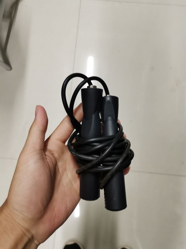 绳子很结实质感也很棒的跳绳喔