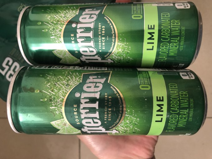 巴黎水起泡饮用水