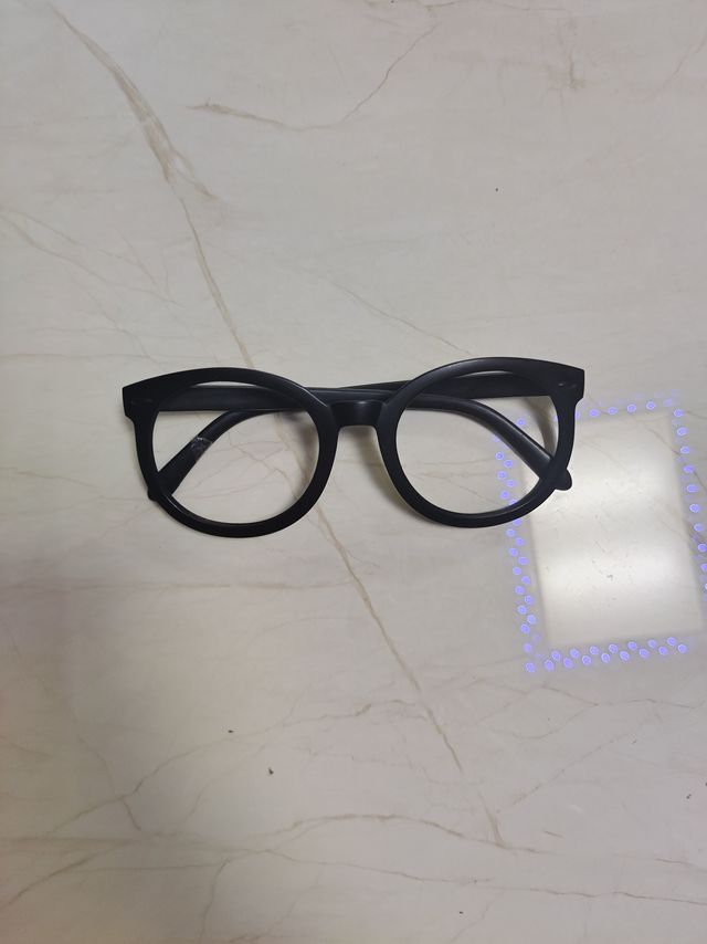 小脸神器，黑色的眼镜框