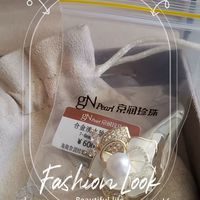 
胸针小巧精致。非常满意。并且包装非常好