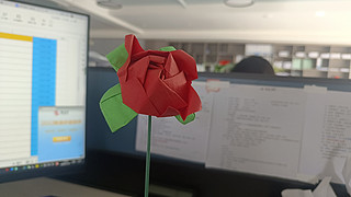 有点好看又可以装饰办公桌的玫瑰花折纸
