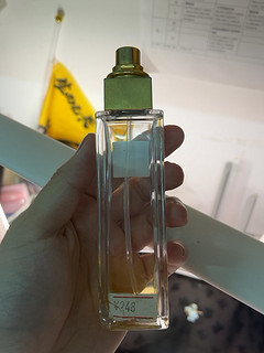 这是我用的第一瓶香水，也是我妈最喜欢的。