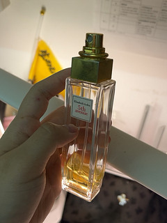 这是我用的第一瓶香水，也是我妈最喜欢的。