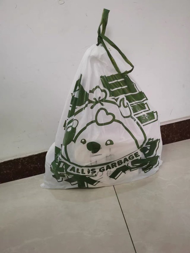 抽绳式垃圾袋方便又好用