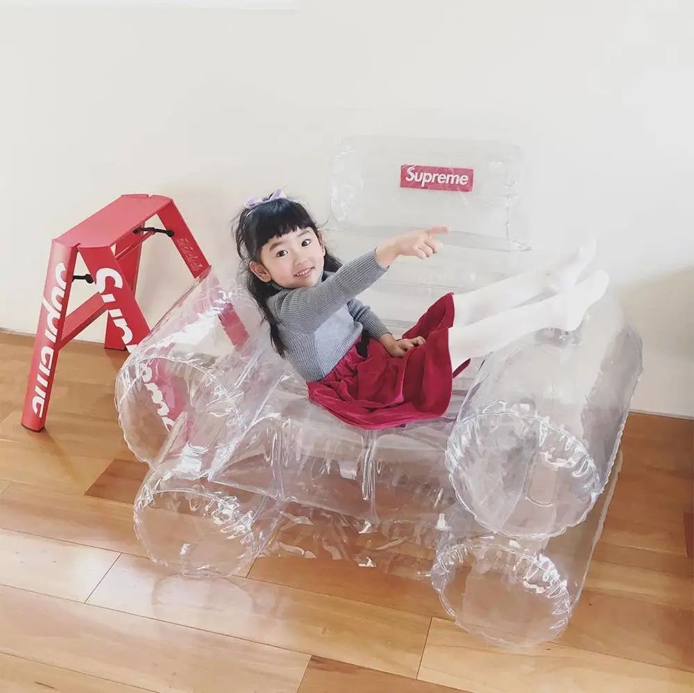 Supreme 2018 年推出的同款充气扶手椅. 图片来自：Instagram @hatsune_999