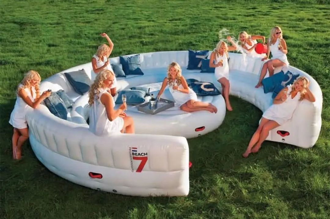 价值 7000 美元的 Hammacher Schlemmer 系列沙发. 图片来自：Apartment Therapy