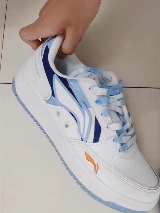 李宁运动板鞋