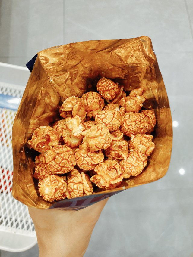 冬天钻小被窝看球，备好爆米花快乐水🍿️