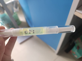 指缘油涂抹指甲边缘很润很好用