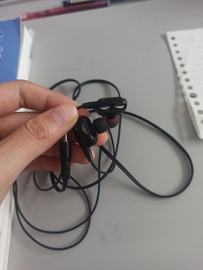 幽炫耳塞式耳机