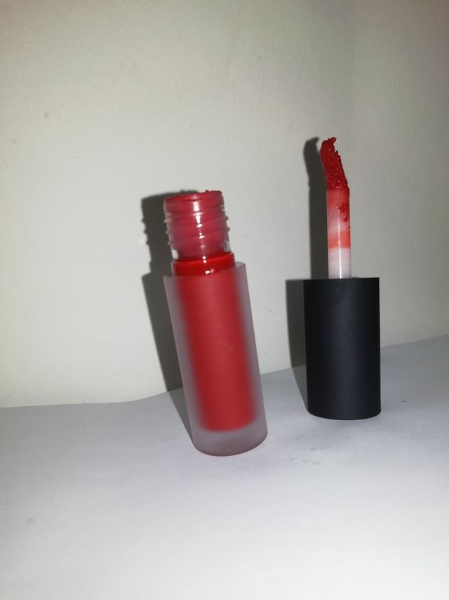 包装精美，口红颜色好看，很显气色