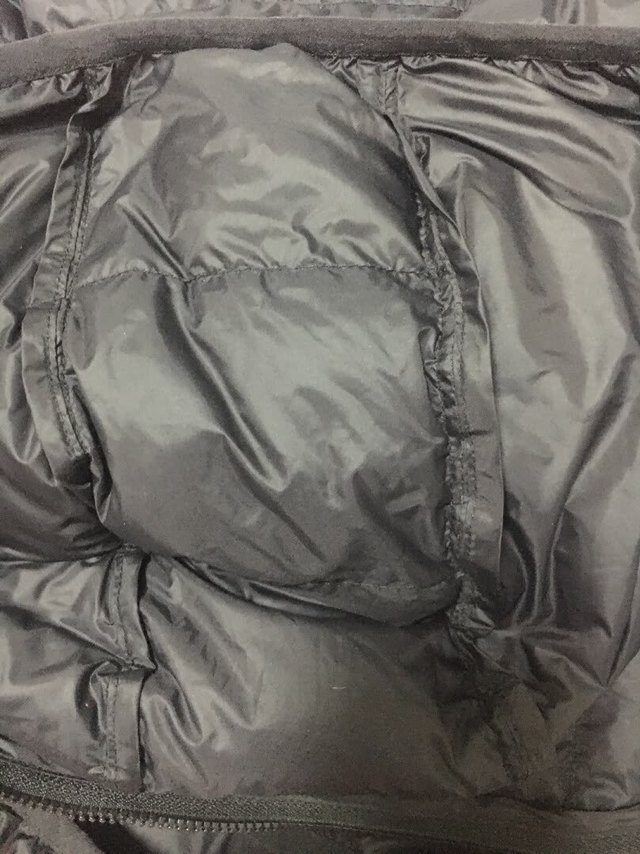 衣服很轻很保暖，款式很漂亮，颜色和尺码很