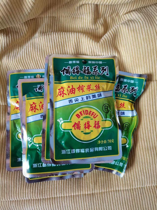一包榨菜块很清脆可口搭配稀饭馒头面条很可