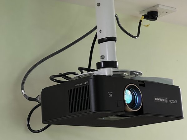 难道不是4k的投影仪就不能用了吗？