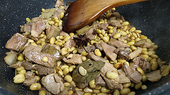 舌尖美食 篇一：黄豆焖肉，从小吃到大的一道菜，冬季里的暖心菜肴