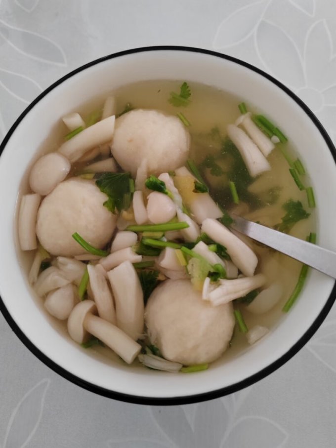 海鲜菇鱼丸汤,5分钟搞定.商家还送了鱼糕,来日准备香煎.