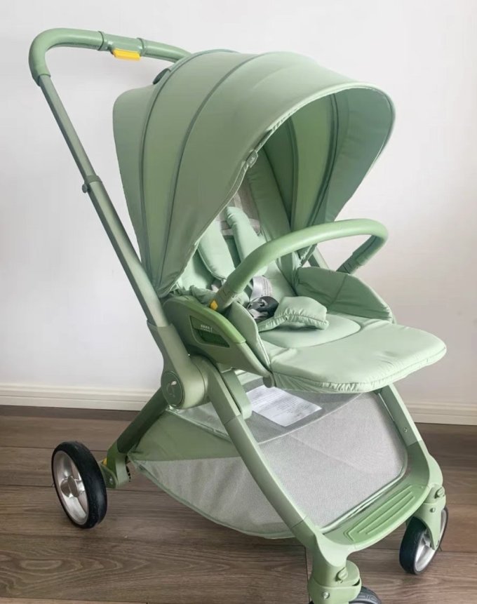 两只兔子婴儿推车