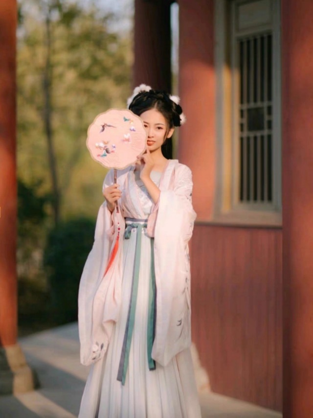 这套汉服也太美了吧，颜值蹭蹭涨