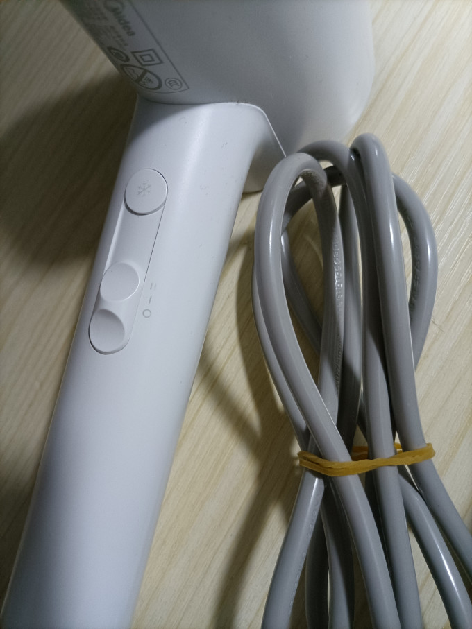 美的电吹风