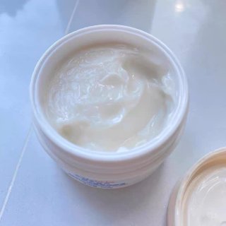 孩子出生之后一直用他们家的身子乳和面霜