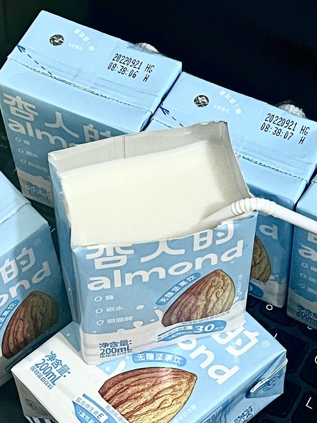 奶晕了😅一盒才30卡的杏仁奶…