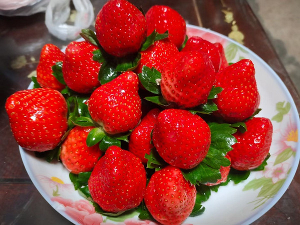 新鲜现摘爆汁奶油草莓