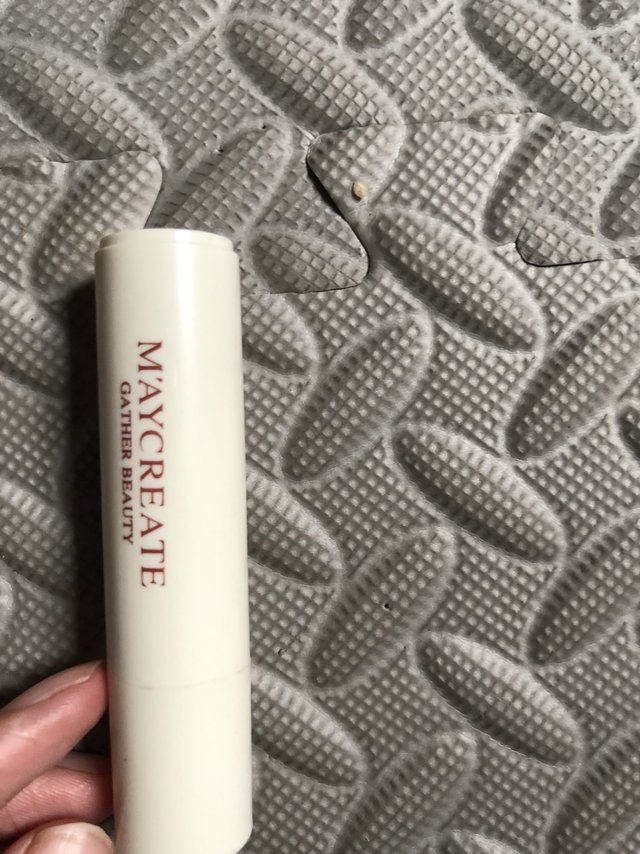 冬天到了，女孩子要好好照顾自己，买只唇膏