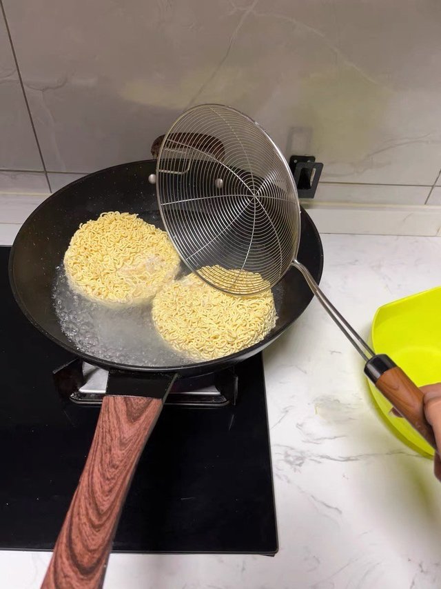 厨房必备神器，不锈钢漏勺！