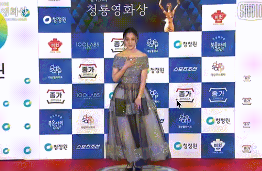 汤唯获青龙奖影后,网友:红毯造型吃藕!回看国内造型美成“白玉光”