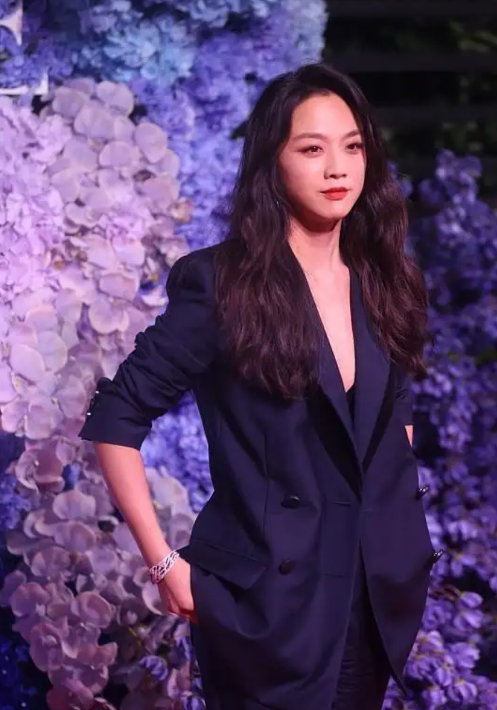 汤唯获青龙奖影后,网友:红毯造型吃藕!回看国内造型美成“白玉光”
