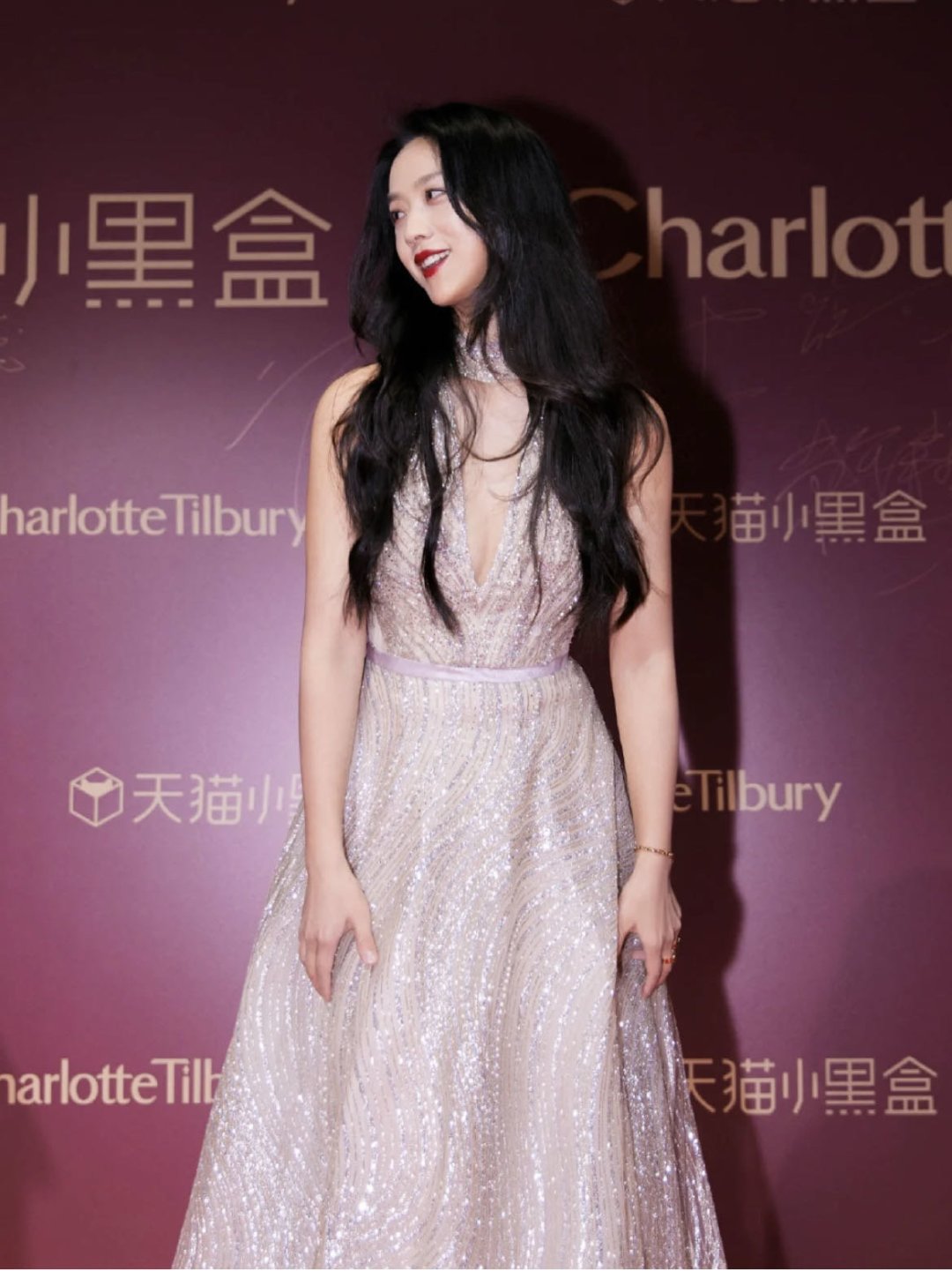 汤唯获青龙奖影后,网友:红毯造型吃藕!回看国内造型美成“白玉光”