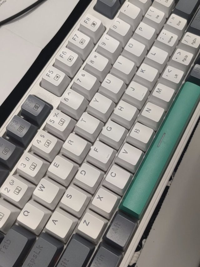 非常好用的键盘，手感很舒适，声音不大，清