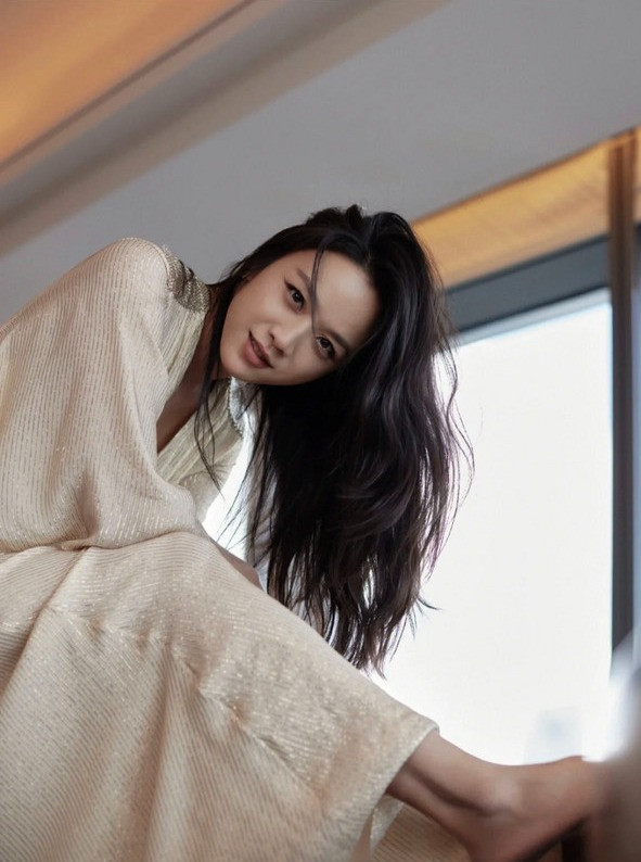 汤唯获青龙奖影后,网友:红毯造型吃藕!回看国内造型美成“白玉光”