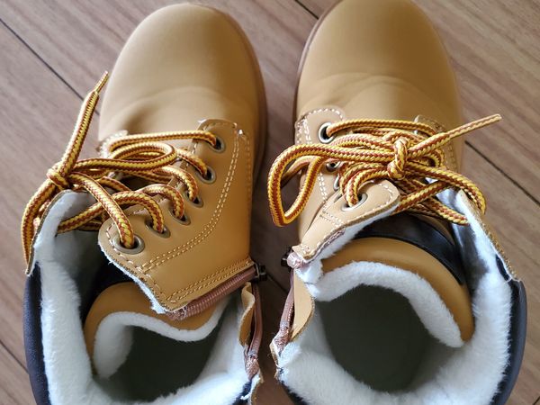 小朋友的黄色冬靴