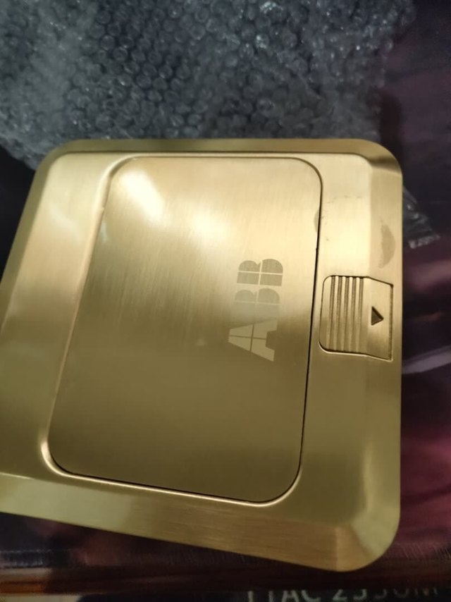 插头很快就收到货了，分量很重，做工精细，
